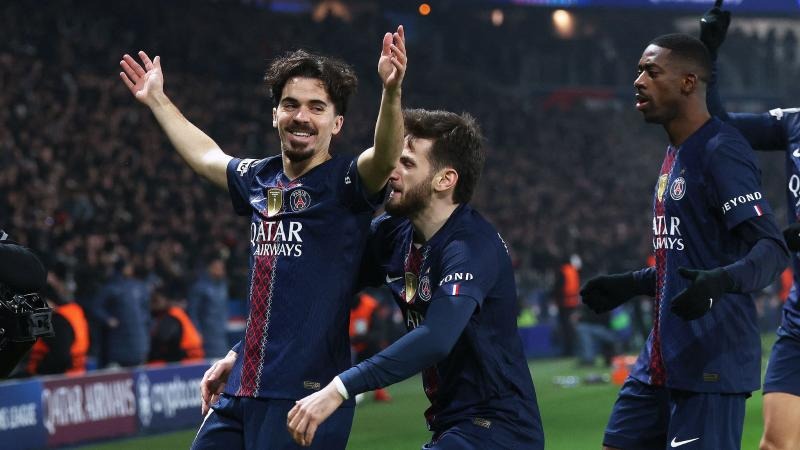 足球国足球迷自发制作横幅，为球队打气